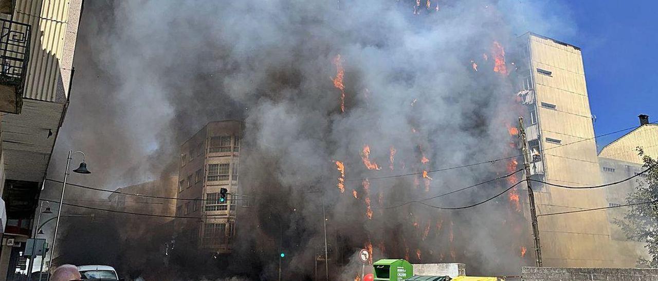 Incendio en un solar de la rúa Trasdeza, de Silleda, a mediados de julio.