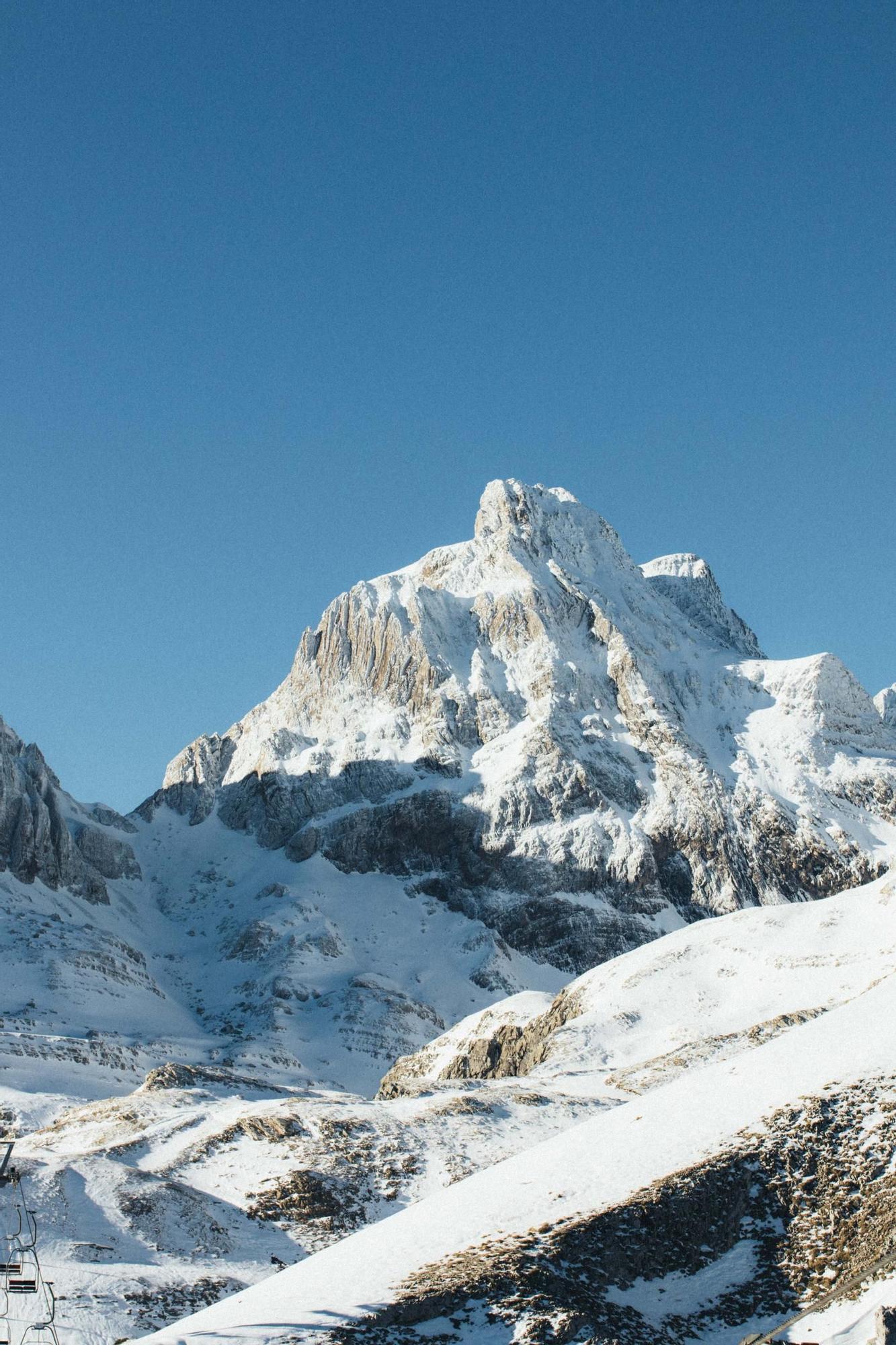 En imágenes | La nieve deja imágenes de postal en Candanchú esta Nochebuena