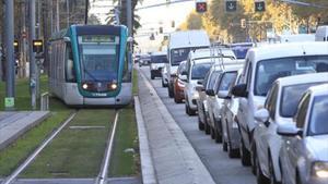 Un convoy de una de las tres líneas del Trambaix llega a la estación término, en la plaza de Francesc Macià.