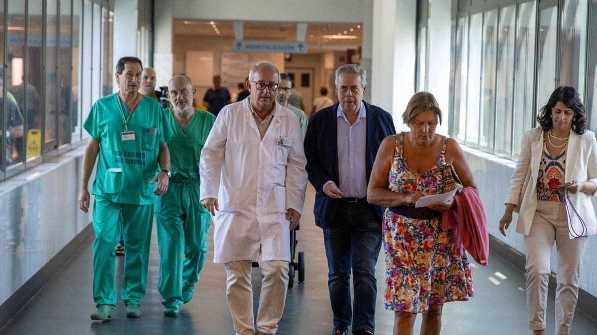 El conselleiro de Santiago, Antonio Gómez Caamaño, y el gerente del área sanitaria de Santiago, Ángel Facio, este martes, en el Hospital Clínico.