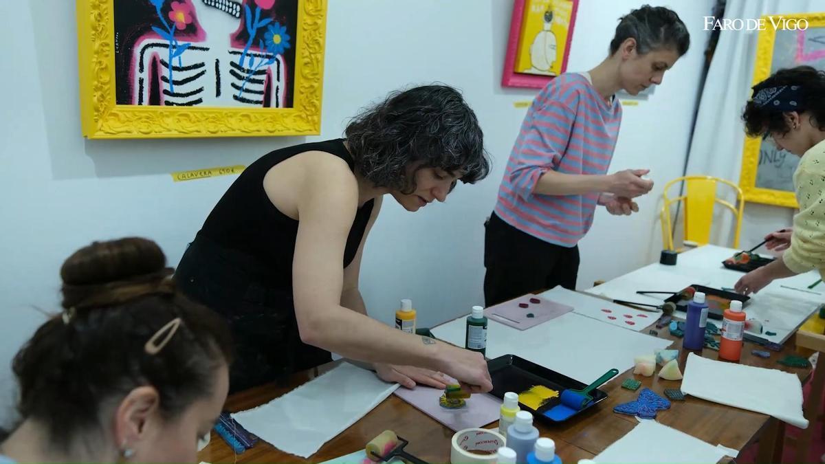 La diseñadora coruñesa Xiana Cobo imparte un taller sobre técnicas artesanales en la tienda ourensana Amodo