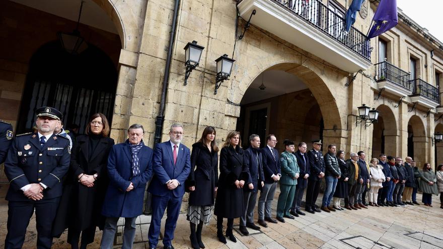 Minuto de silencio en Oviedo por los guardias civiles asesinados en Barbate