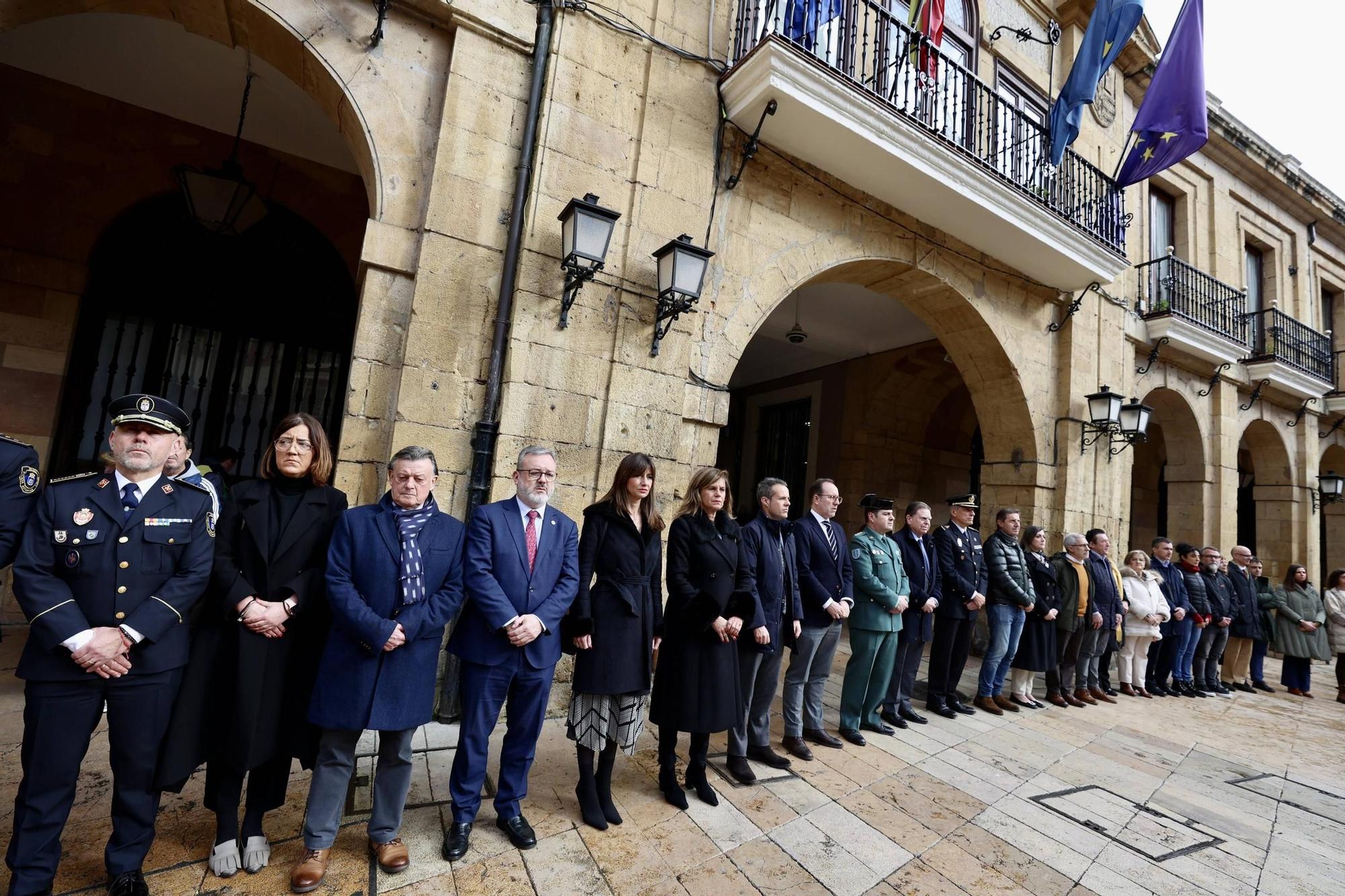 EN IMÁGENES: Así fue minuto de silencio en Oviedo por los guardias civiles asesinados en Barbate