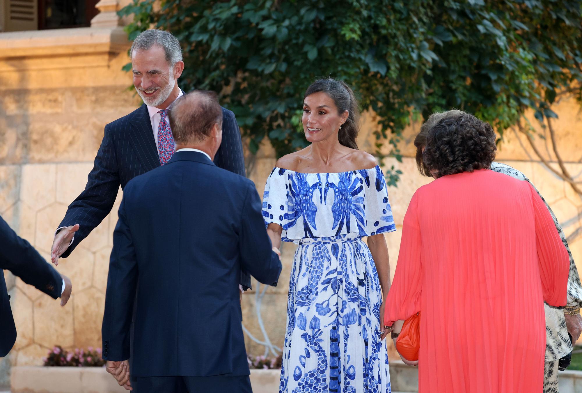 Mira aquí todas las fotos de la visita de los Reyes al Palacio Marivent para recibir a la sociedad balear