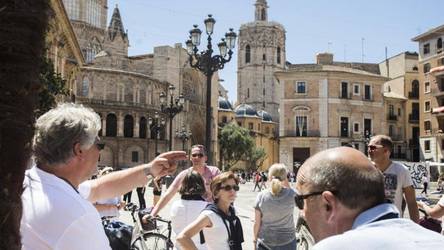 Un grupo de turistas en la Plaça de la Mare de Déu de València.