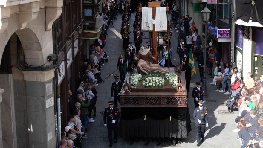 El conjunto escultórico de la Piedad llega a la Plaza Mayor camino de la Catedral.