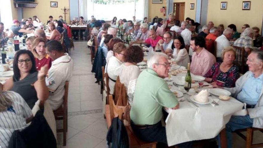 Venezolanos procedentes de distintos puntos de Galicia, ayer, en O Carballo Grande de Moreira Vella.