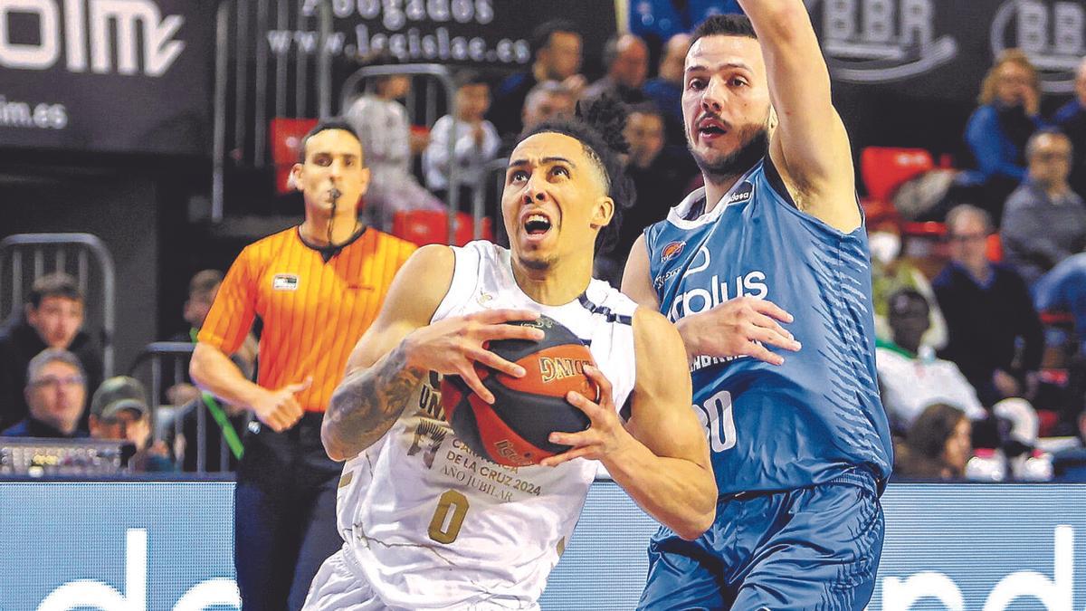 Travis Trice, uno de los jugadores más destacados ayer del UCAM Murcia, intentando anotar.