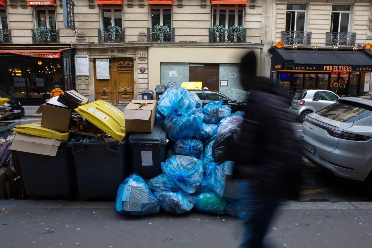 La basura se acumula en las calles de París mientras continúan las huelgas por las pensiones