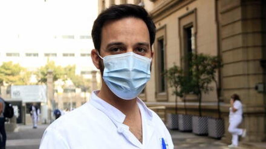 El doctor Daniel Camprubí, metge especialista del Servei de Salut Internacional del Clínic, al pati interior de l&#039;hospital en una entrevista amb l&#039;ACN sobre el primer diagnòstic de covid-19 a Catalunya