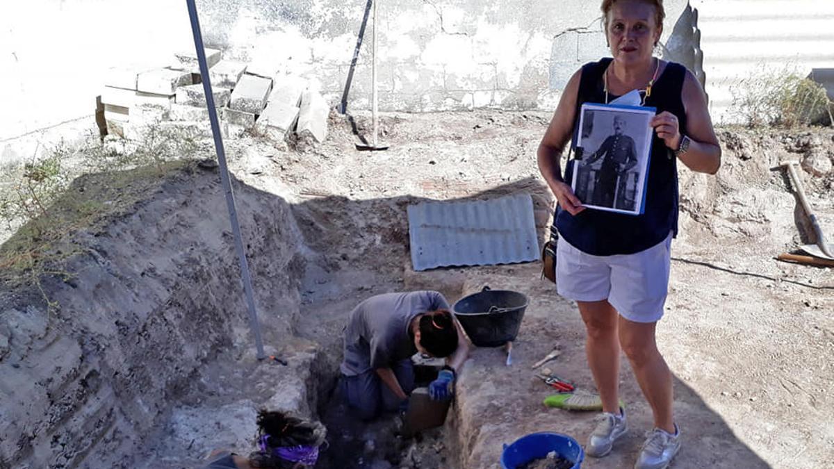 Una mujer junto a los restos de un familiar represaliado.