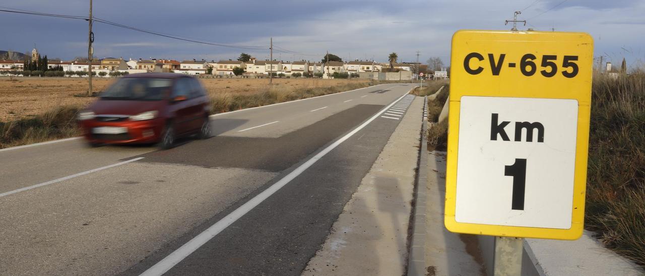 Un coche circula por la CV-655 durante la jornada de ayer.