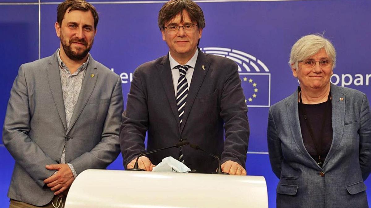 Toni Comín, Carles Puigdemont i Clara Ponsatí, a Brusel·les.  | EFE