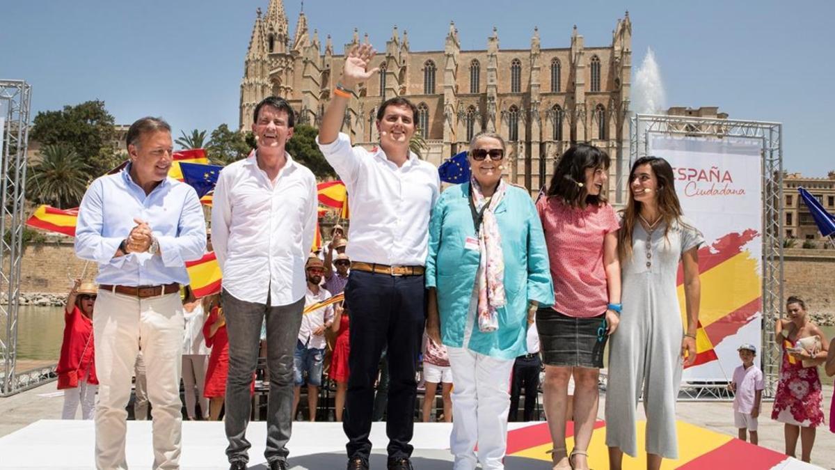 Albert Rivera, en el centro, en el acto de Palma de Mallorca, junto a Manuel Valls y Joan Mesquida.