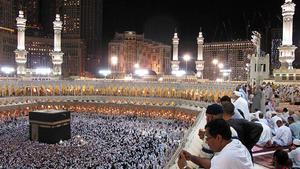 Los peregrinos rezan en la Gran Mezquita durante el mes musulmán del Ramadán, en la ciudad santa de La Meca (Arabia Saudí).