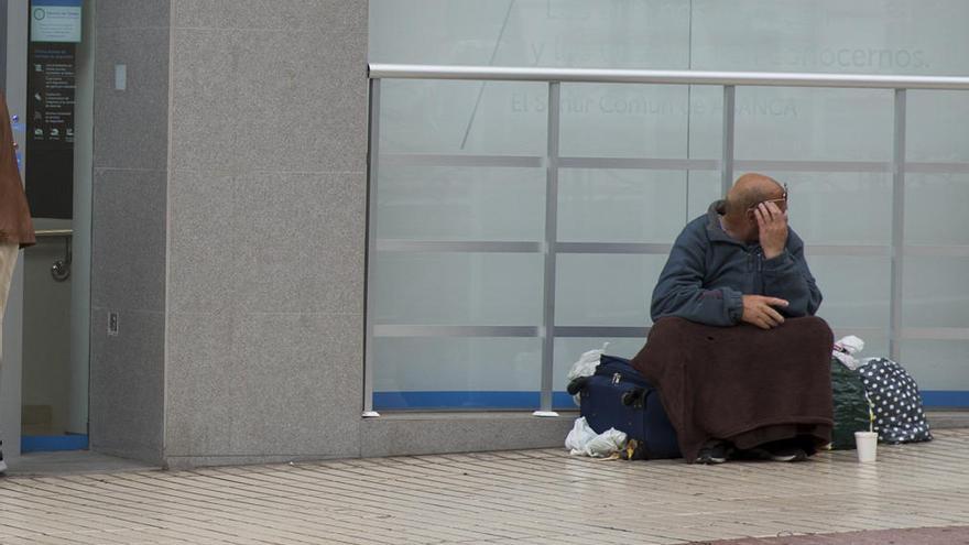 Una persona sin hogar en una calle de Alicante, hoy