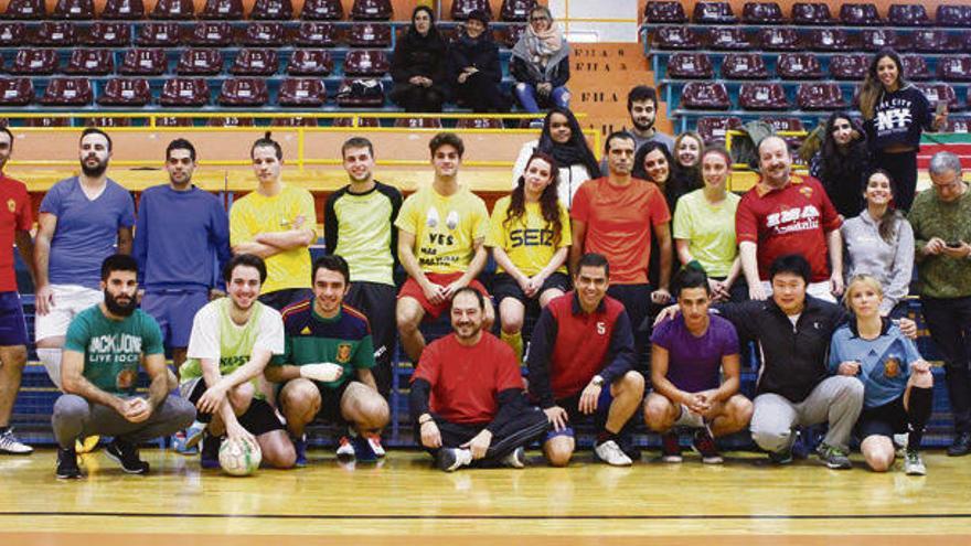 Los equipos, minutos antes de comenzar el partido.