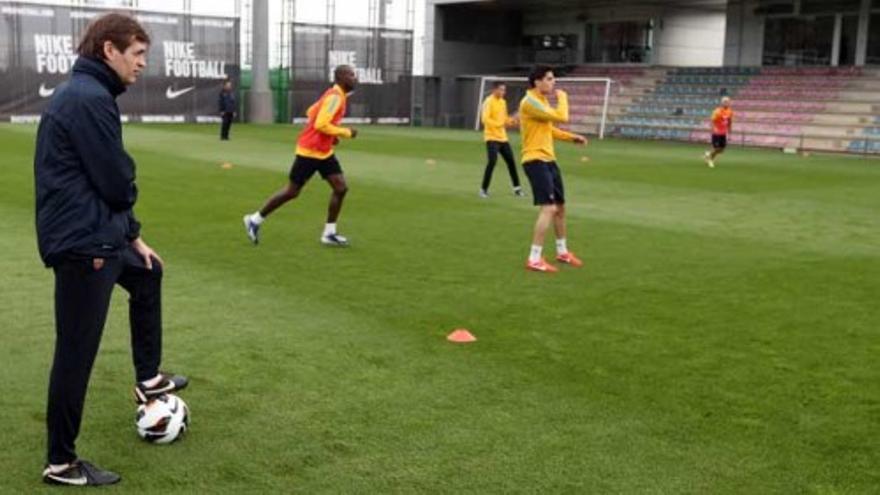 Tito Vilanova vuelve a dirigir el entrenamiento del Barça