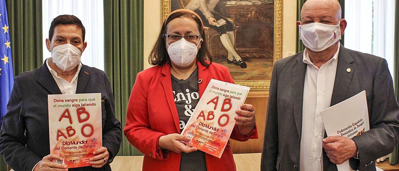 Por la izquierda, María García, Natalia González y Faustino Valdés, en el salón de recepciones del Ayuntamiento, ayer, durante el acto por el Día Mundial del Donante de Sangre.