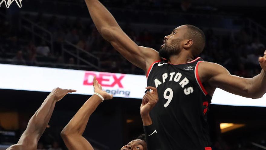 Serge Ibaka durante un partido con los Raptors.