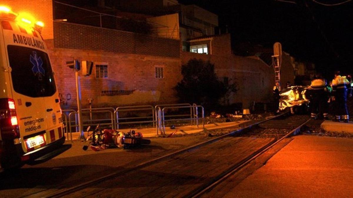 Accidente en el paso a nivel de Mollerussa, en el que se han visto implicados dos menores que circulaban en una motocicleta.