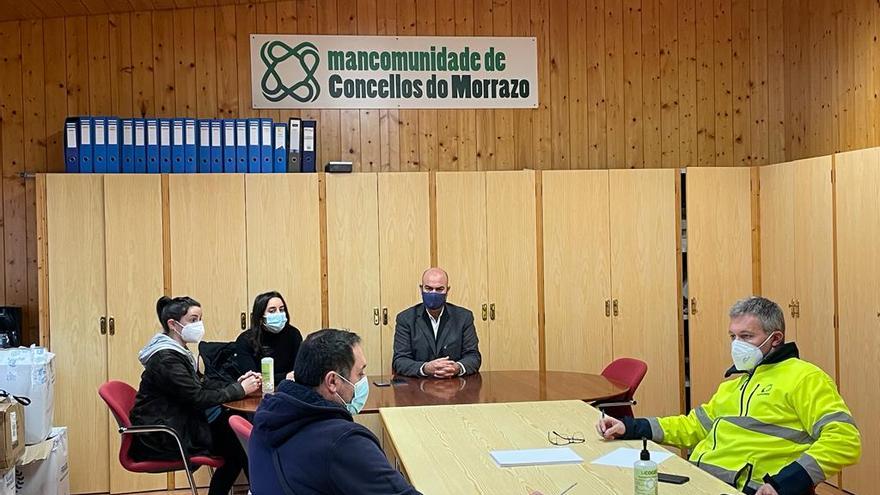 Una reunión del presidente de la Mancomunidade do Morrazo, Félix Juncal, con representantes del personal.