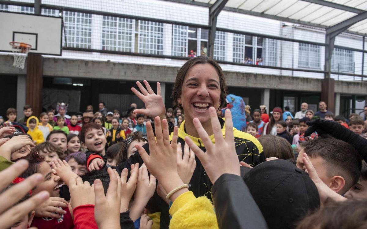 La nadadora María de Valdés saluda a los alumnos del Liceo La Paz. |  // CASTELEIRO/ROLLER AGENCIA