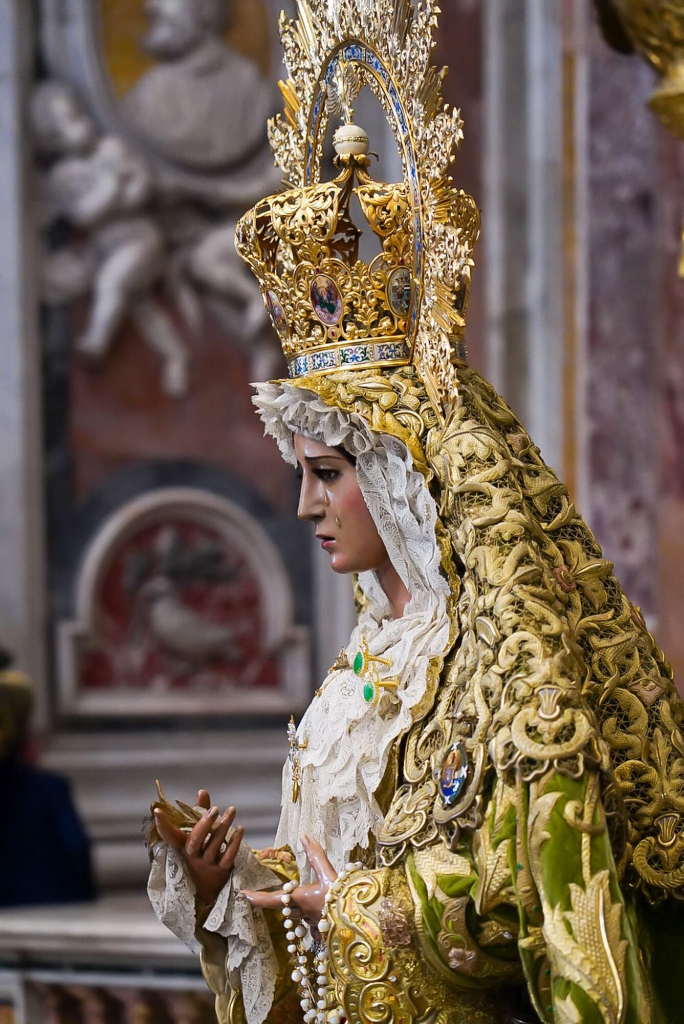 La Virgen de la Esperanza y el Cristo de la Expiración (El Cachorro), de Sevilla, están expuestos al culto en la Basílica de San Pedro
