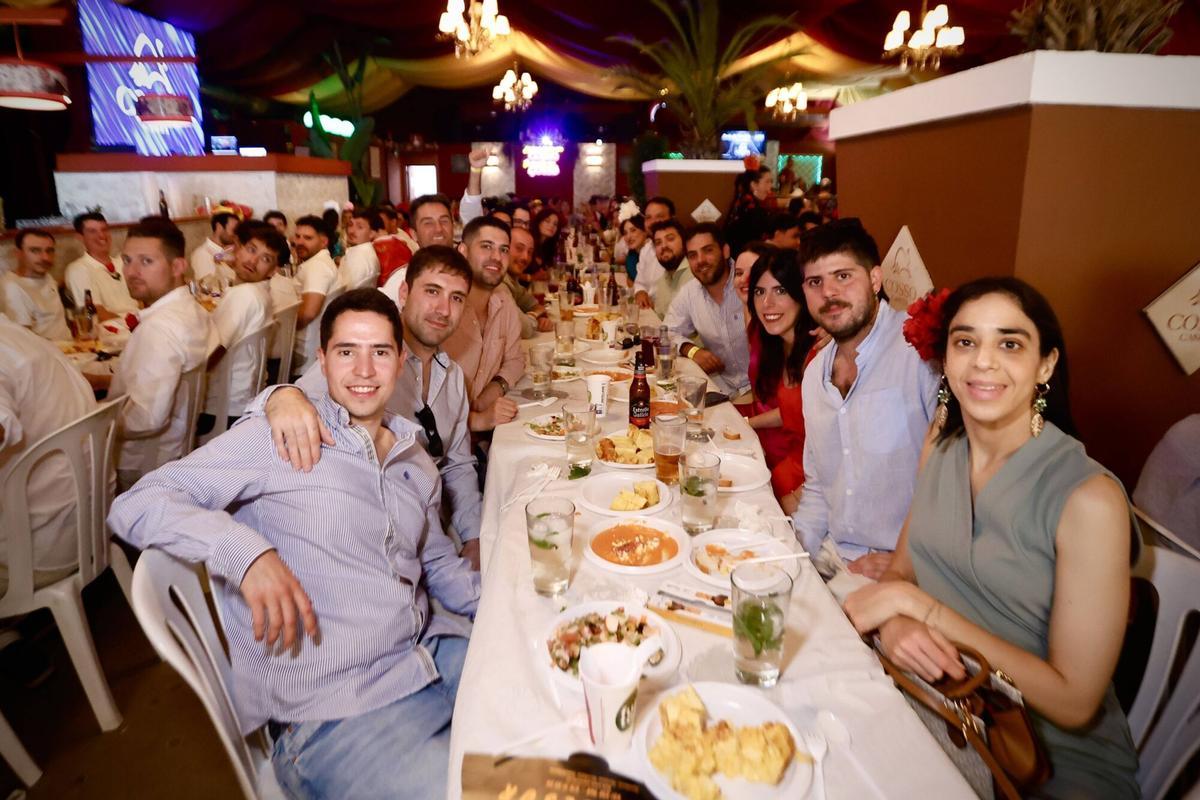 Cordobeses y turistas disfrutan en El Arenal de la primera jornada de día de la fiesta