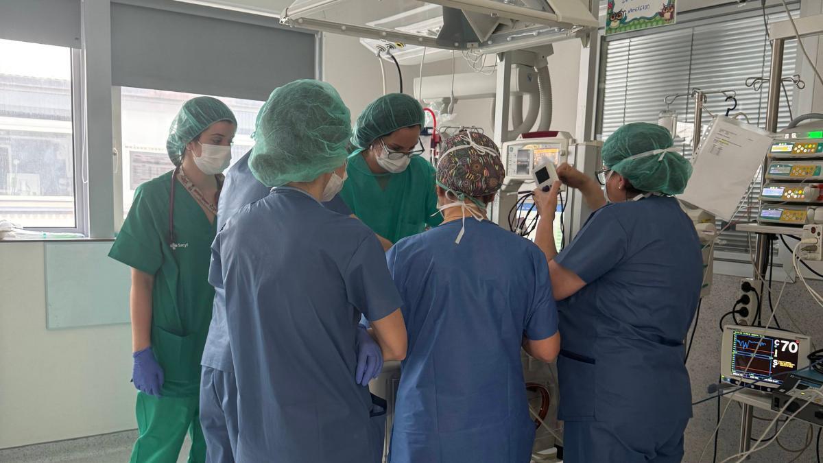Intervención del neonato por parte del equipo del Hospital Universitario 12 de Octubre.