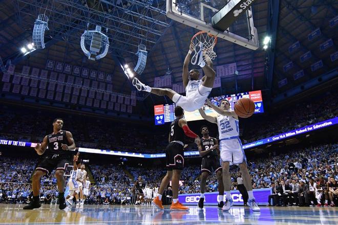 Garrison Brooks de los North Carolina Tar Heels encesta contra los Gardner-Webb Runnin Bulldogs durante el partido disputado en el Dean Smith Center en Chapel Hill, Carolina del Norte.