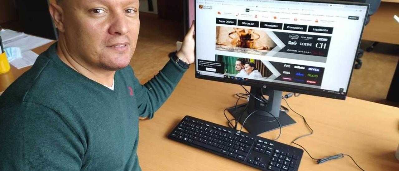 Arturo Álvarez, con su página web de ventas online.