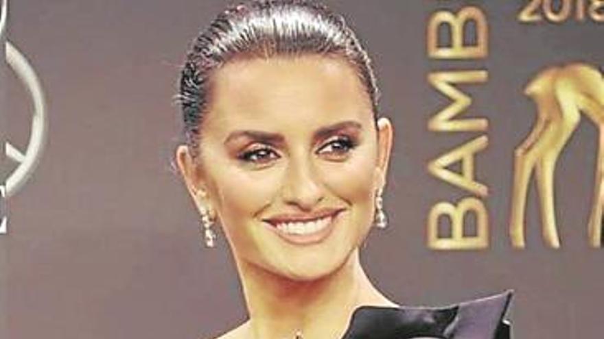 Penélope Cruz deslumbra y triunfa en Berlín