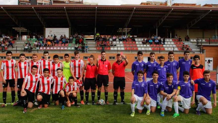 Árbitros y equipos participantes posan mostrando tarjeta roja a la homofobia.