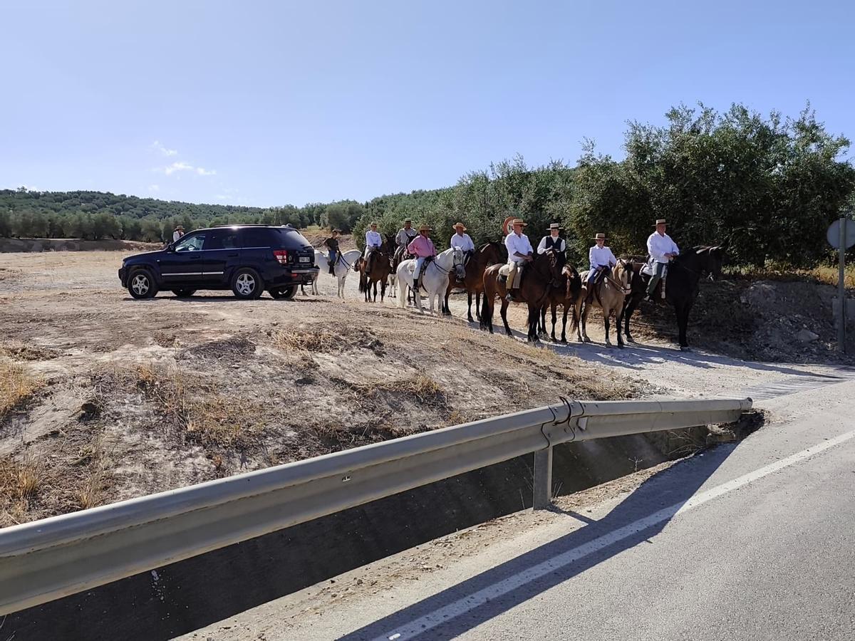 Una multitud acompaña a la Virgen de Araceli en la romería de subida