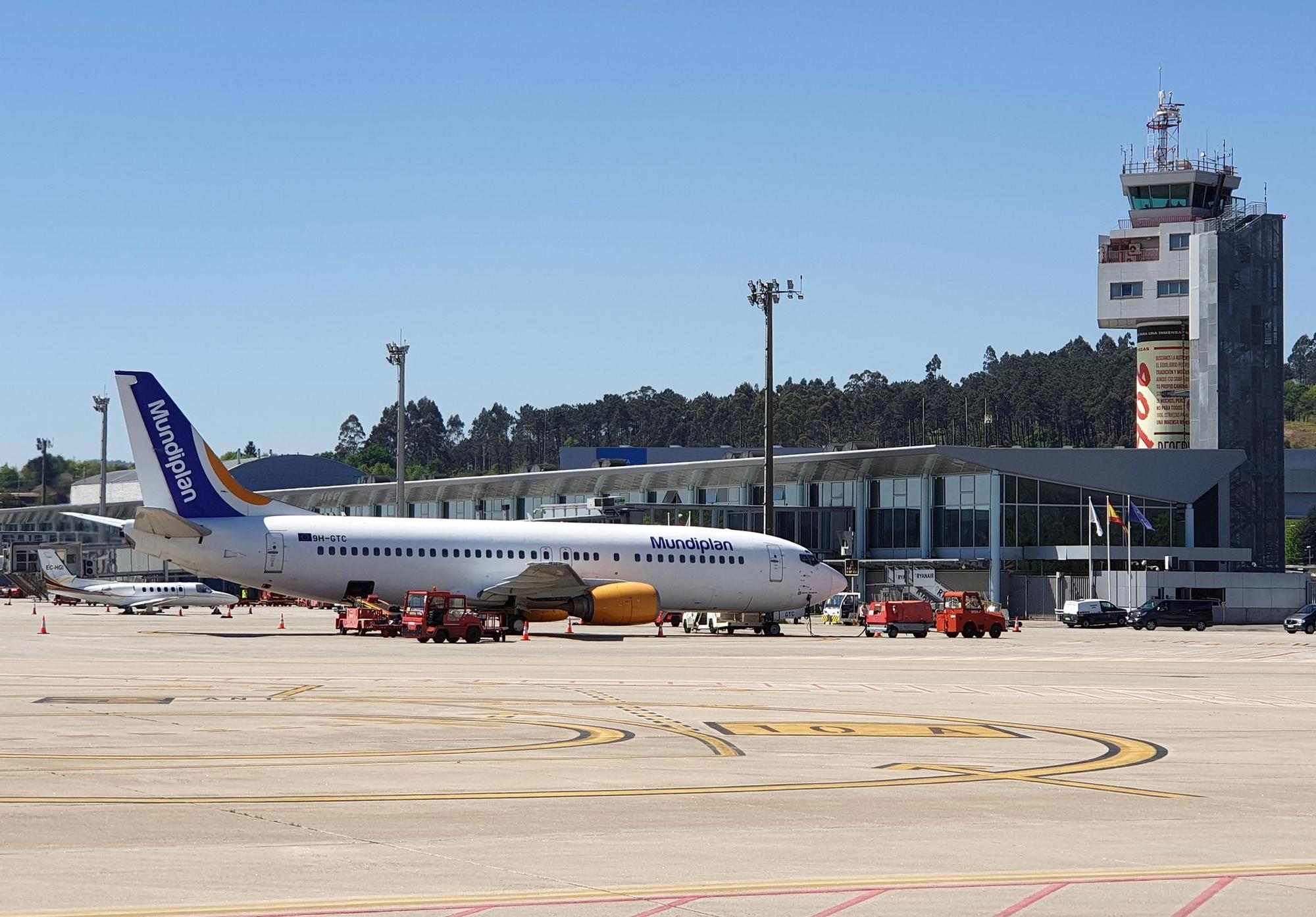 Foto de archivo de un avión para viajes del Imserso en el aeropuerto de Vigo