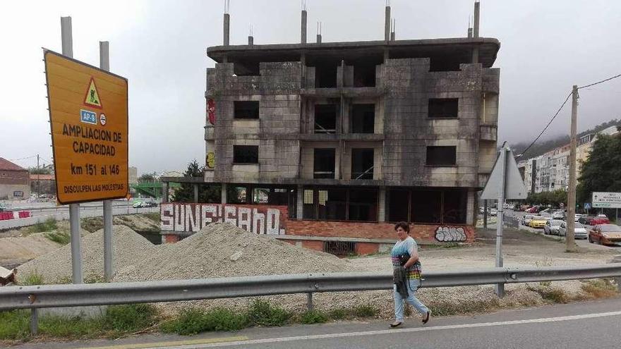 El edificio ilegal se sitúa junto a la entrada de la autopista AP-9 en Chapela. // FdV