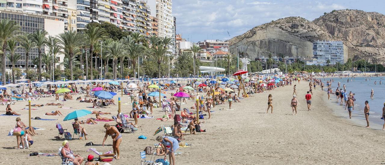 Las playas se sitúan entre los principales atractivos turísticos de la ciudad de Alicante.