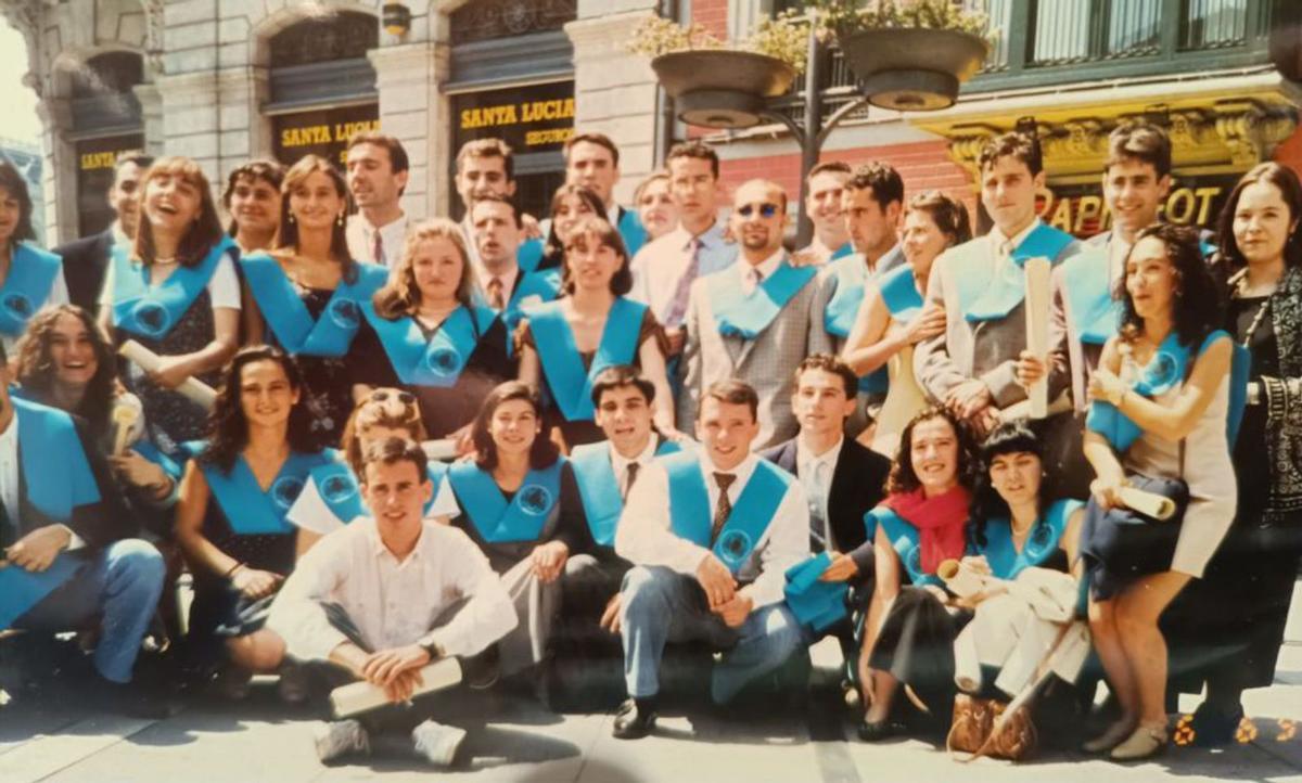Foto de la primera promoción el día de su graduación, en 1995. |