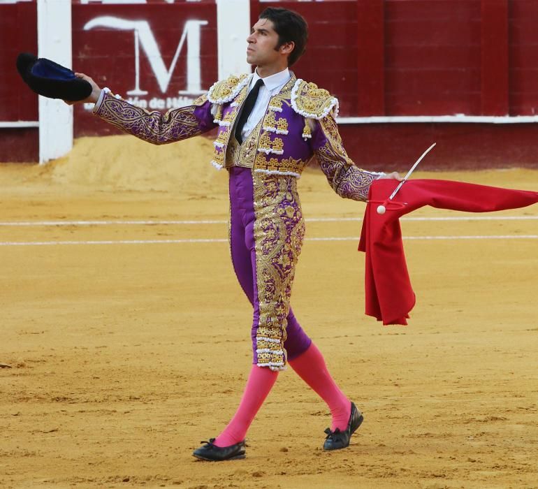 El mal juego de las reses de Domecq condicionó una corrida en la que sólo destacó Ginés Marín y en la que los hermanos Rivera Ordóñez tuvieron una actuación discreta