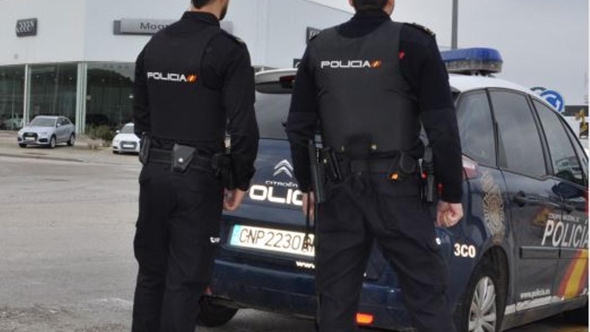 Dos agentes de la Policía Nacional durante una actuación en Mallorca.