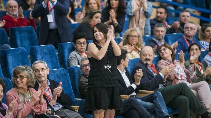 Adriana Lastra aplaude durante la clausura del congreso.