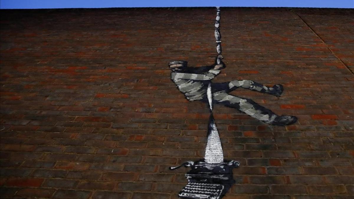 A suspected new mural by artist Banksy is seen on a wall at HM Reading Prison in Reading  Britain  March 1  2021  REUTERS Matthew Childs