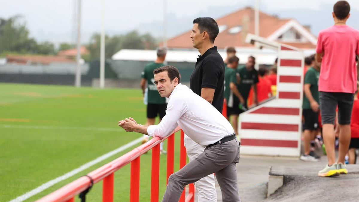 José Riestra e Israel Villaseñor, ayer, durante el entrenamiento del equipo en Mareo. | RSG
