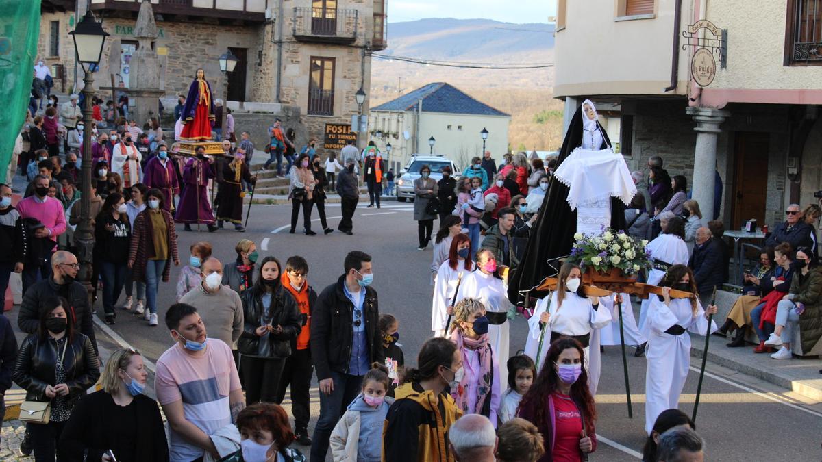 El Entierro procesiona en Sanabria y La Carballeda
