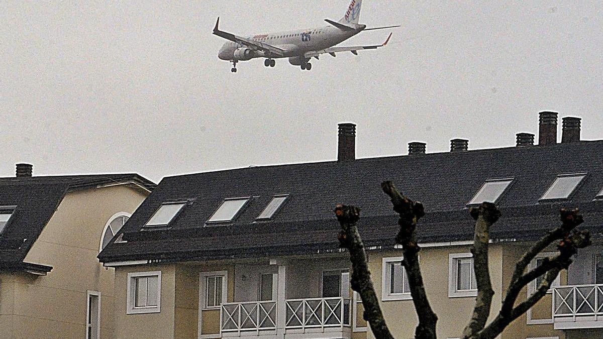 Un avión sobrevuela O Burgo. |   // VÍCTOR ECHAVE