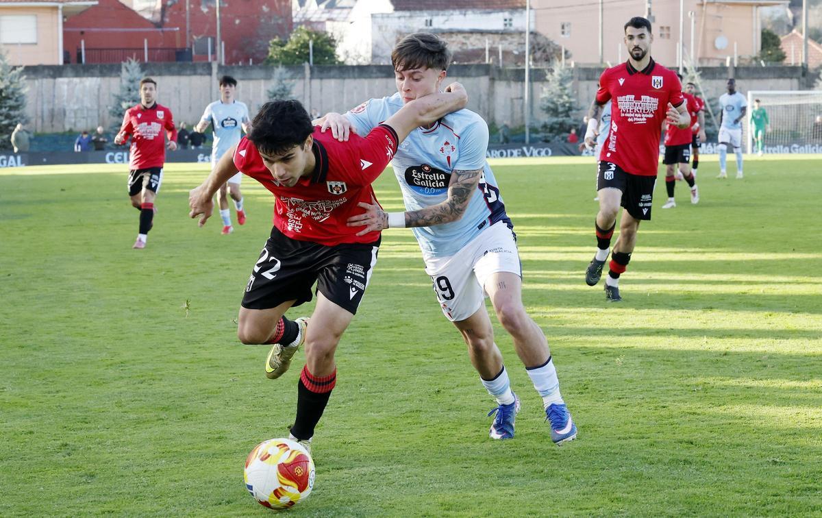 Una disputa del balón entre jugadores del Mérida y Celta Fortuna este sábado en Barreiro