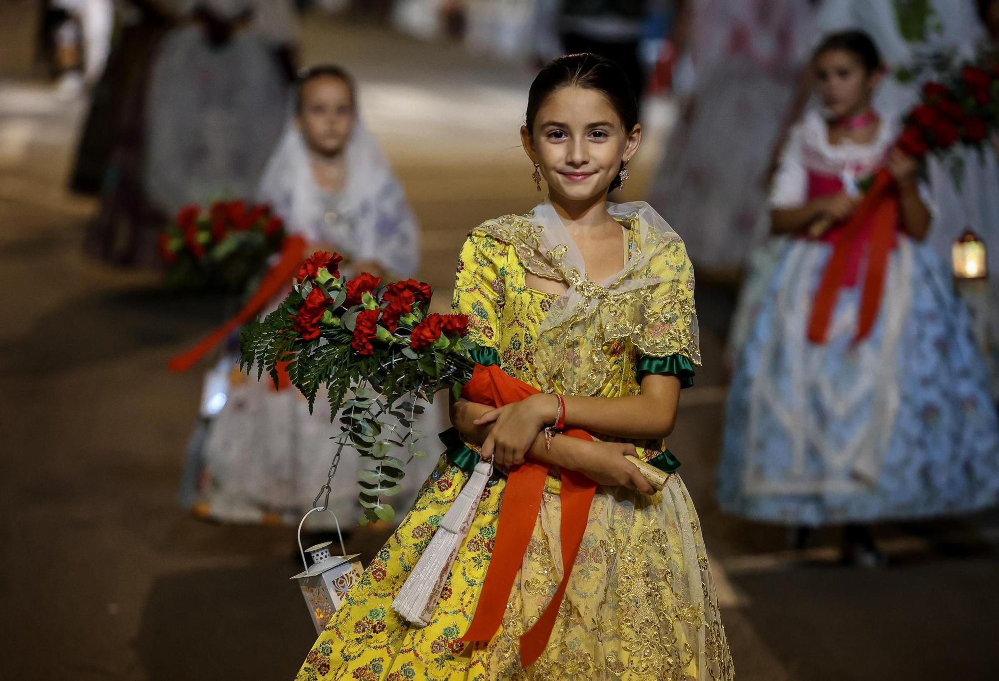 Ofrenda de flores y alimentos en honor al Cristo de la Paz por las fiestas de Sant Joan
