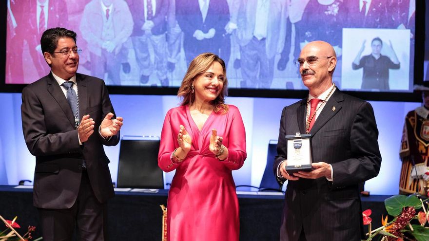 Acto de entrega de Medalla de Oro e Hijo Predilecto de la Isla de Tenerife