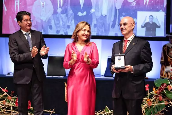 Tenerife rinde tributo al trabajo por la salud de los tinerfeños
